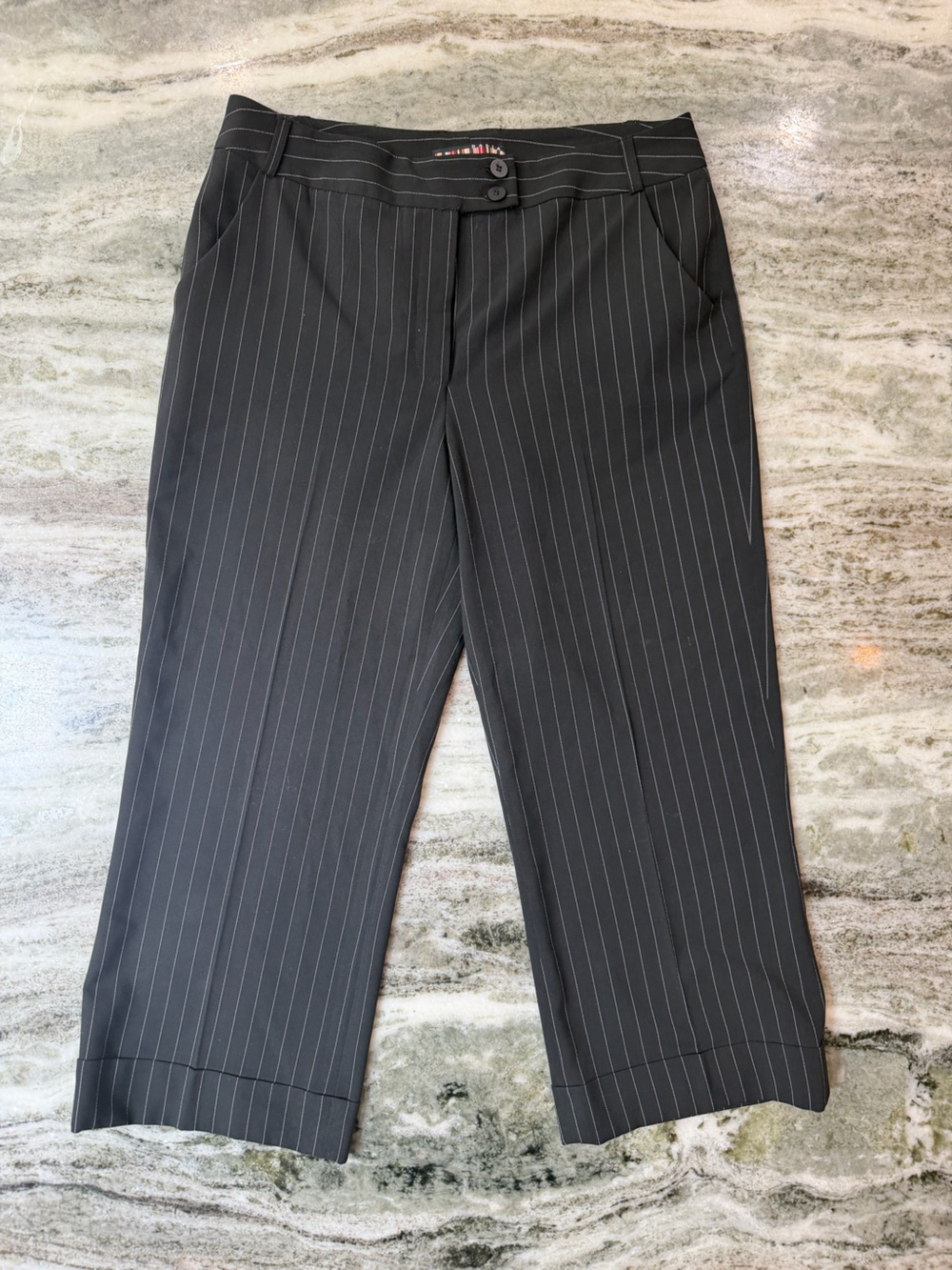 Dalia Black Pinstripe Cropped Trousers Dress Pants 
Women’s Size 8 
Y2K 2000s